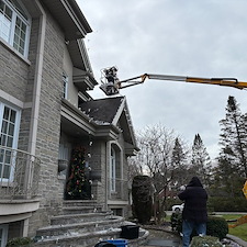 Beautiful-Christmas-Lights-installation-service-in-Laval-Quebec 1